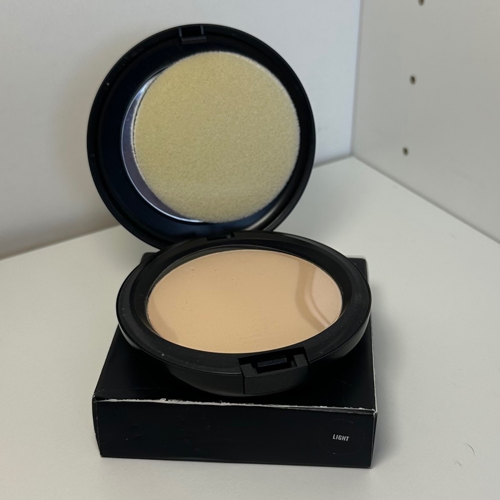 MAC Cosmetics Studio Careblend Pressed Powder - Light